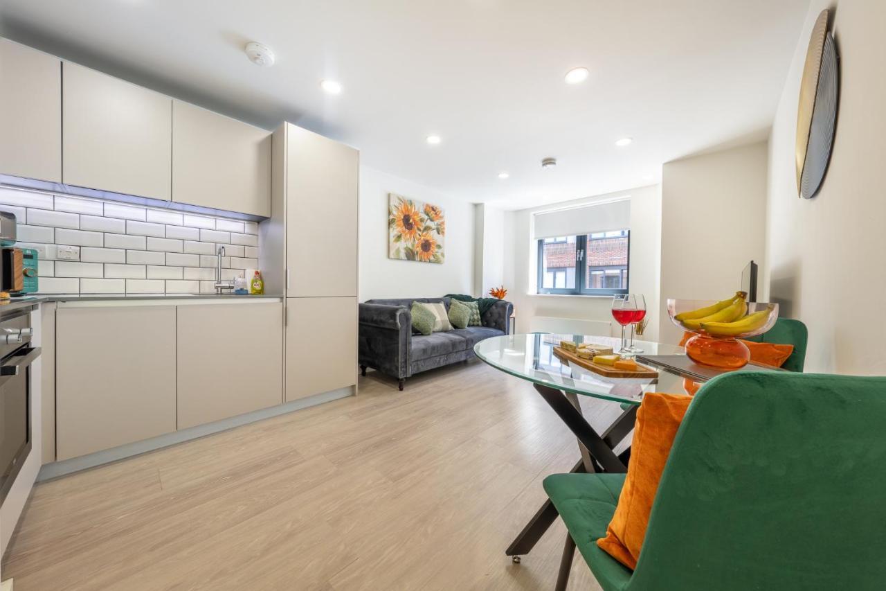 Luxury One Bedroom Serviced Apartment In The Heart Of Bedford Bagian luar foto