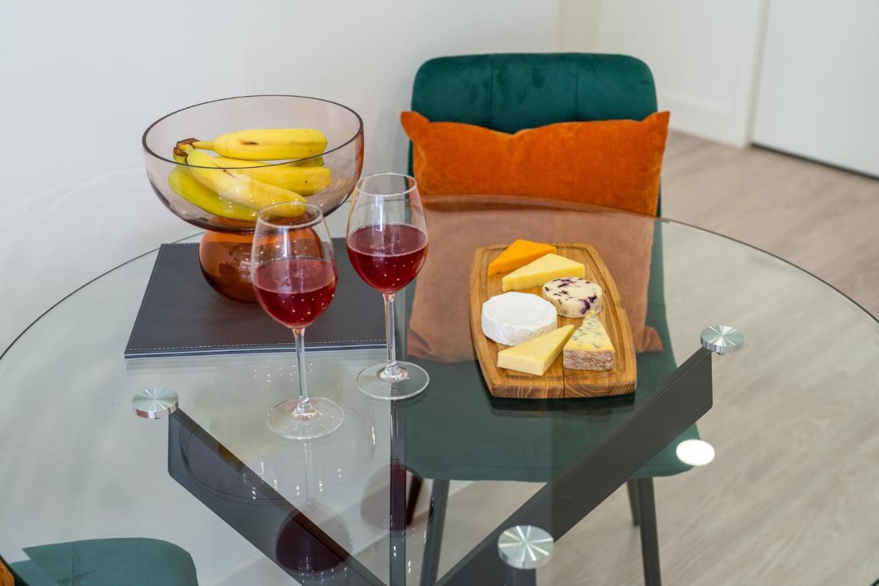 Luxury One Bedroom Serviced Apartment In The Heart Of Bedford Bagian luar foto